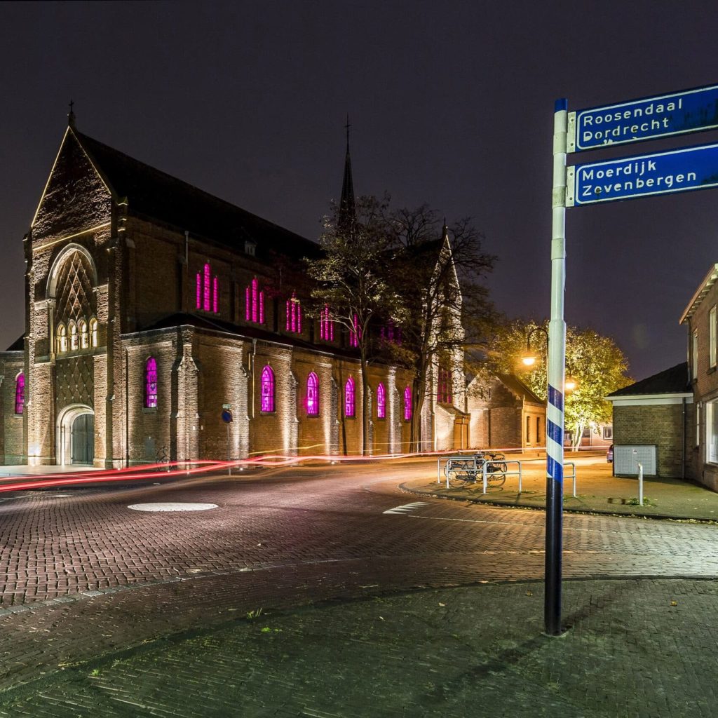 20171101 - Klundert - Foto: Tonny Presser/Pix4Profs - Voormalige Joannes de Doperkerk is verbouwd tot cultureel centrum en heeft een
nieuwe naam: De Stad Klundert. Gebouw wordt prachtig verlicht is vormt zo als
het donker is een mooie blikvanger voor Klundert.